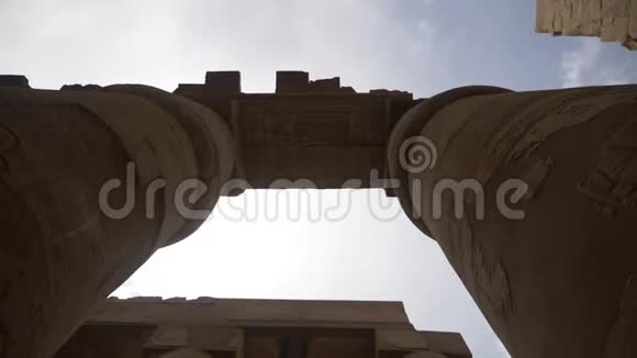 卢克索卡尔纳克神庙的大柱子视频的预览图