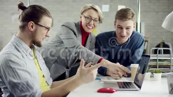 商务严肃团队的年轻人喜欢一起工作千禧一代在舒适的办公室里聊天视频的预览图