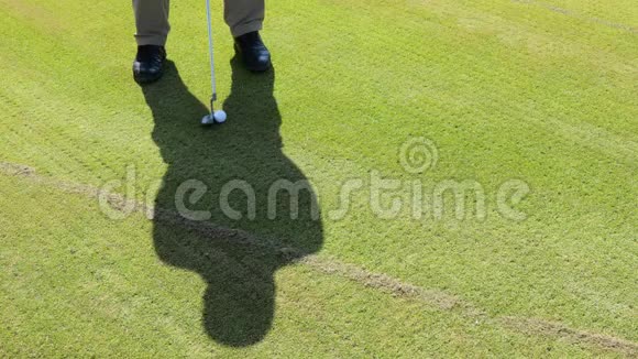 打高尔夫球的人的影子视频的预览图