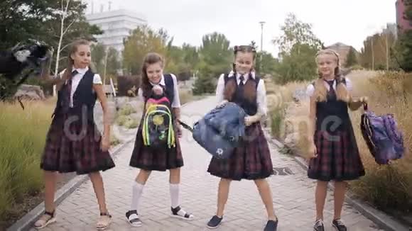 放学后在公园里玩的一群女学生跳舞把背包扔到空中视频的预览图
