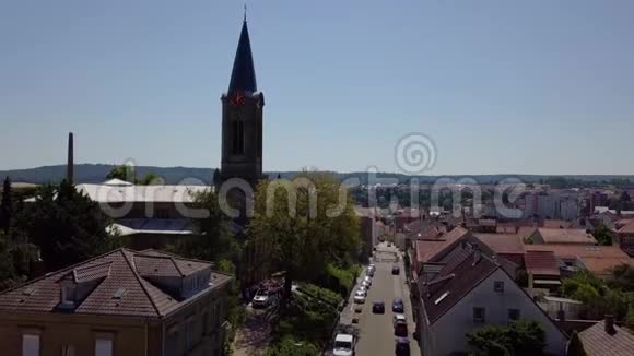 在德国阳光明媚的一天在一个德国小镇的背景下4k视频的预览图