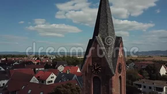 在德国一座4k大的旧钟楼上角度视野视频的预览图