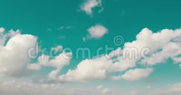 空中无人驾驶飞机在天空中飞行的云层过度消失视频的预览图