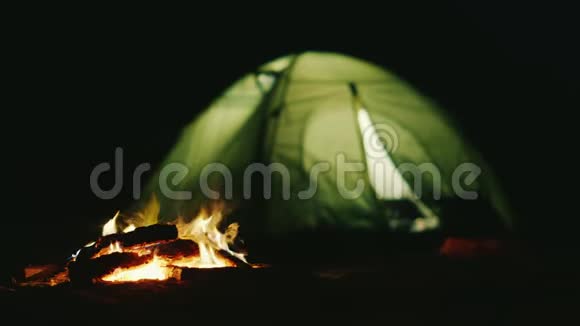 光在火附近燃烧的帐篷大自然的浪漫与放松视频的预览图