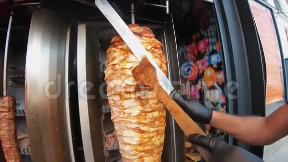 厨师切肉做沙瓦玛陀螺烤面包圈视频的预览图