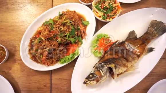 俯视图吃泰国海鲜全炸鱼大虾罗望子酱视频的预览图