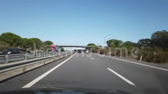 在葡萄牙的高速公路上开车视频的预览图