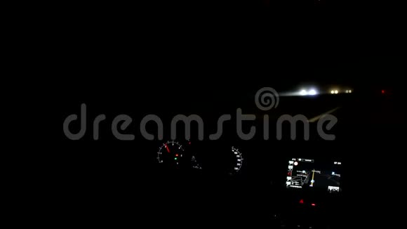 夜路上的仪表板在黑暗中发光视频的预览图