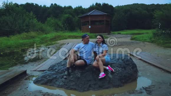 一对夫妇坐在一块巨大的石头上满足了欲望视频的预览图