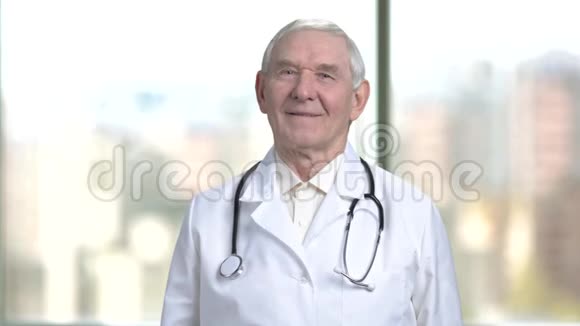 老年医学专科医生肖像视频的预览图