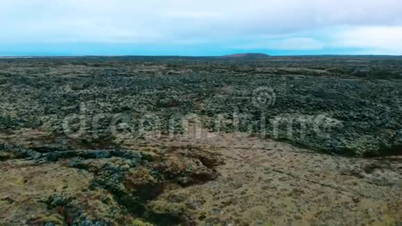 冰岛南部绿色熔岩田的空中镜头视频的预览图