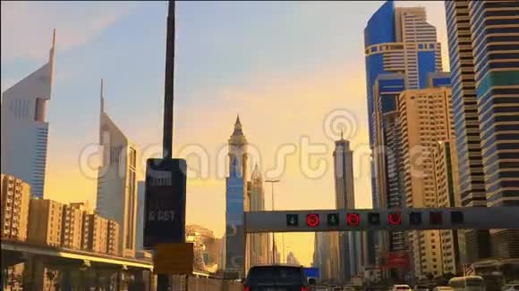 迪拜美丽的日落谢赫扎耶德公路和地标景观未来博物馆和世界贸易中心视频的预览图