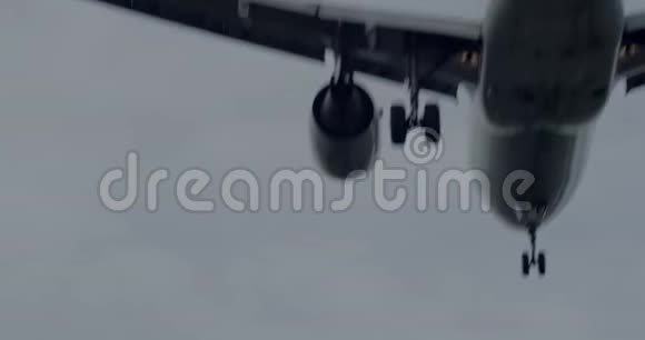 巨大喷气式飞机降落时令人屏息的头顶镜头视频的预览图