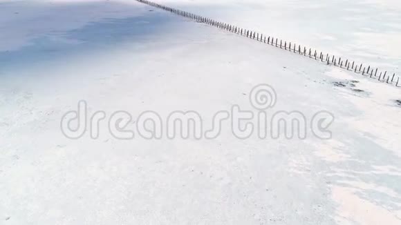 宁静的冬季白雪皑皑的风景天际线视频的预览图