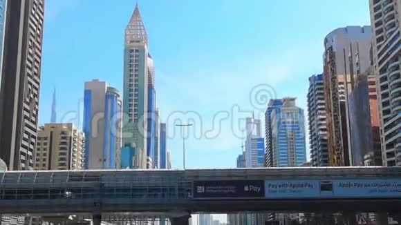 迪拜美丽的日落谢赫扎耶德公路和地标景观未来博物馆和世界贸易中心视频的预览图