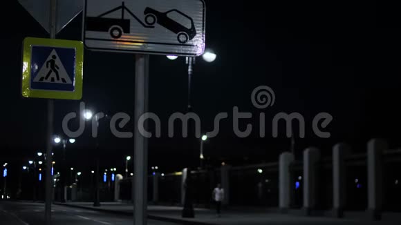 人行横道和拖车标志库存录像在城市背景上的路标灯在夜间视频的预览图