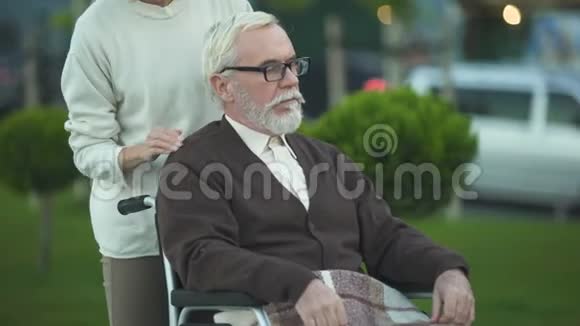 坐在轮椅上的老人孙女安慰他家人支持视频的预览图