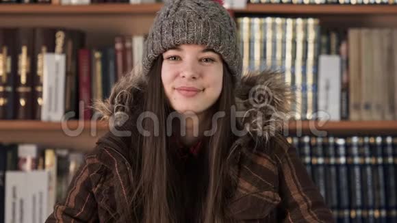 书店里穿着冬装的肖像女孩视频的预览图