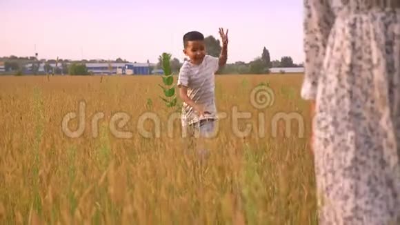 在黄田乡一个很棒的亚洲孩子在他母亲身边快乐地奔跑视频的预览图