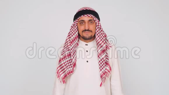 办公室里的现代阿拉伯人一个穿着国服的男人微笑着惊讶着嘴巴和眼睛睁得大大的情感丰富多彩视频的预览图