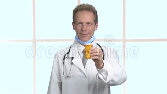 医生给你一罐药视频的预览图