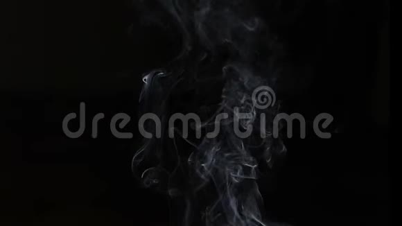 白色蒸汽从潘白色蒸汽从幕后的一个大锅中升起黑色背景拍摄视频的预览图