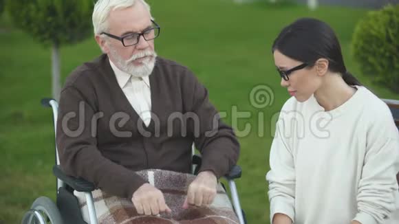 老年男性安慰女士对不好的诊断感到不安去养老院视频的预览图