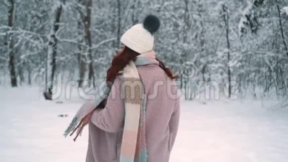 欢乐的雌鸟在冬林中旋转视频的预览图