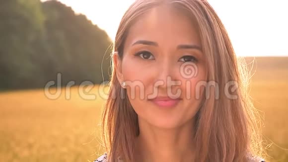 可爱的亚洲女孩在麦田里笑享受阳光视频的预览图