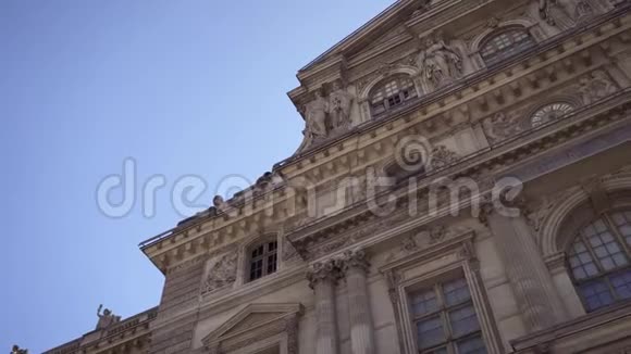 从左到右是巴黎卢浮宫的实时中镜头视频的预览图