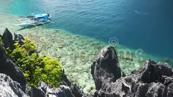 菲律宾海边美丽的岩石视频的预览图