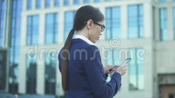 开朗的年轻女性在电话中读到好消息成功的商务女性平等视频的预览图