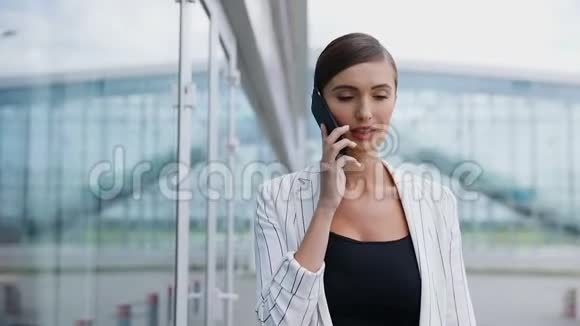 美丽的微笑女人在商务办公室打电话视频的预览图