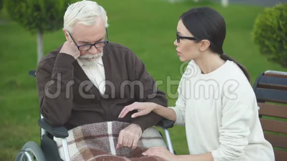 女青年安慰坐轮椅的抑郁的老年男性心理危机视频的预览图