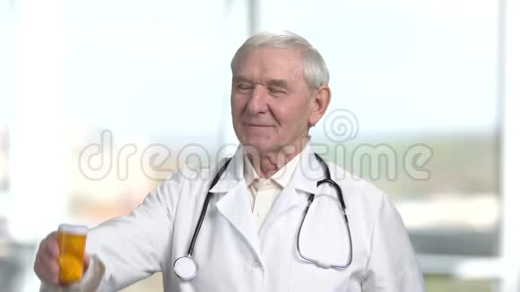 老年治疗师的肖像建议使用这些药物视频的预览图