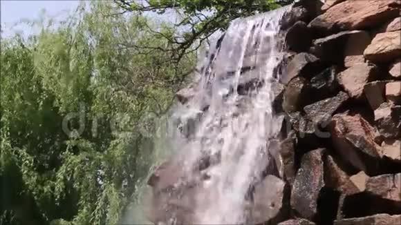 岩石上的小瀑布视频的预览图