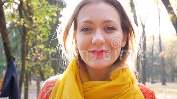秋天森林里美丽的女人微笑视频的预览图