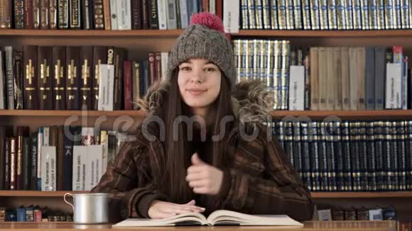 书店里穿着冬装的肖像女孩视频的预览图