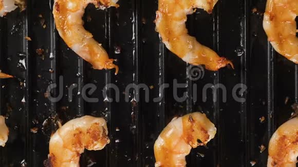 在电烤架上烤虾视频的预览图