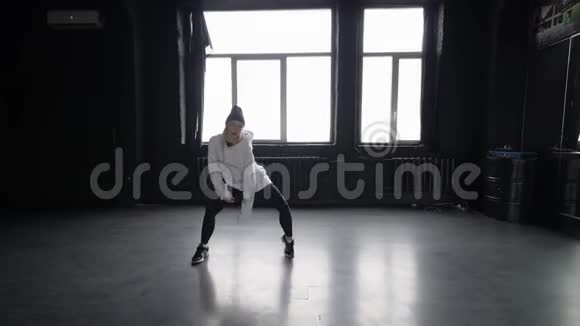 时髦的女孩穿着黑白衣服跳嘻哈舞视频的预览图