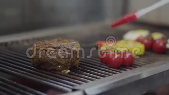 厨师烹饪蔬菜并在餐厅厨房的烤架上近距离会面烤肉玉米樱桃视频的预览图