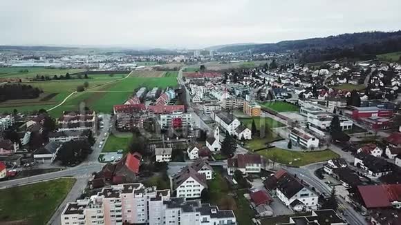 瑞士现代住宅的屋顶秋天美丽的小村庄视频的预览图