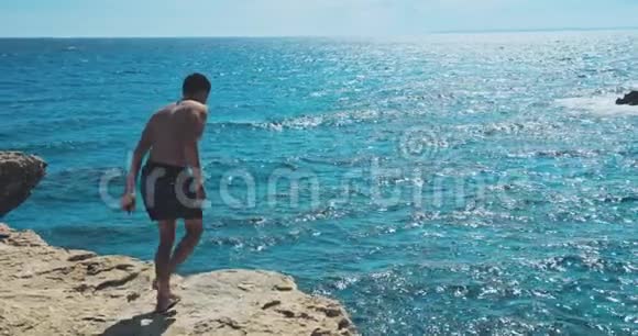 人从悬崖上跳入海洋视频的预览图