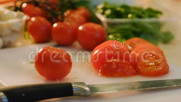 食物烹饪餐准备手切片番茄视频的预览图