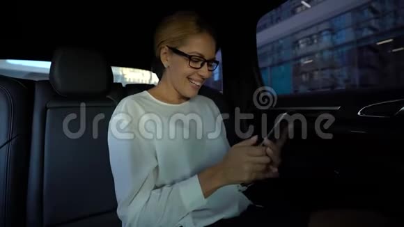 漂亮的女商人在她的智能手机上阅读好消息赢得了投标视频的预览图