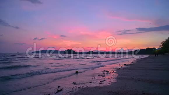 海浪拍打着海滩傍晚的大海苦涩的天空视频的预览图