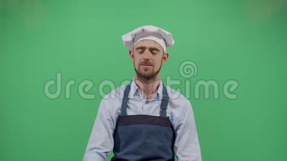 大人做饭时闻到脏手的味道视频的预览图