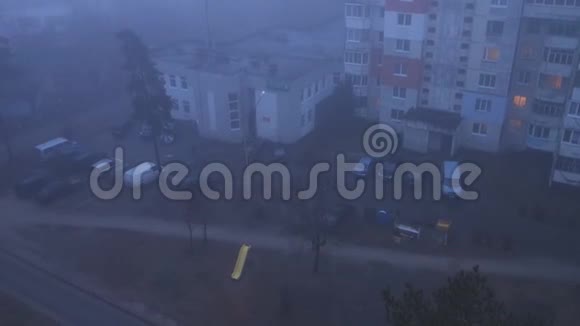 浓雾笼罩着这座城市视频的预览图