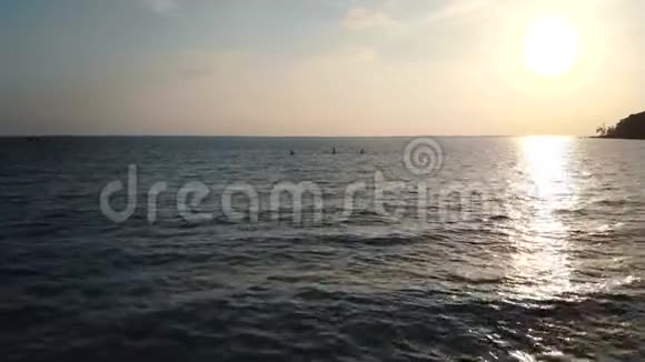 美丽的风景日落时天空阴沉太阳在西哈努克维尔的海水上闪闪发光视频的预览图