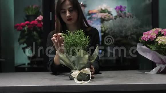 花店里的职业女性花店用迷迭香做花束视频的预览图